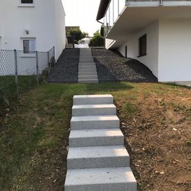 Steintreppe zum Berg hinauf 